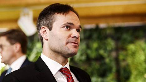 Sisäministeri Kai Mykkänen ei suoraan tuomitse vihreiden lainsäädäntösihteerin Aino Pennasen seisomaprotestia Finnairin lentokoneessa.