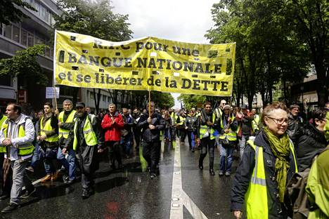 Keltaliivien liike protestoi Pariisissa toukokuussa 2019.