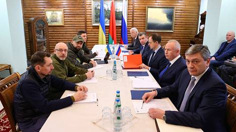 Ukrainan ja Venäjän delegaatiot ovat neuvotelleet viimeksi 7. maaliskuuta. Tänään neuvotellaan ensimmäistä kertaa korkeammalla tasolla, kun ulkoministerit Dmytro Kuleba ja Sergei Lavrov tapaavat Turkissa.