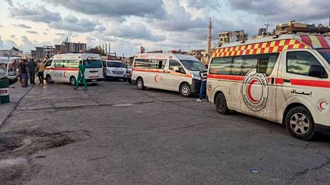 Pelastusoperaatioon osallistuneita ambulansseja Tartousin satamassa Syyriassa.