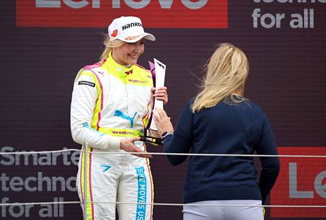 Meri Levulan mentori Emma Kimiläinen nappasi makoisan kakkostilan viikonloppuna Silverstonessa.
