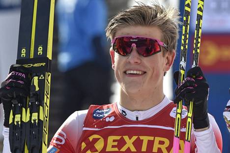 Norjan Johannes Hösflot Kläbo varmisti loppunousussa helposti toisen kokonaisvoittonsa Tour de Skillä ennen Venäjän Aleksandr Bolshunovia.