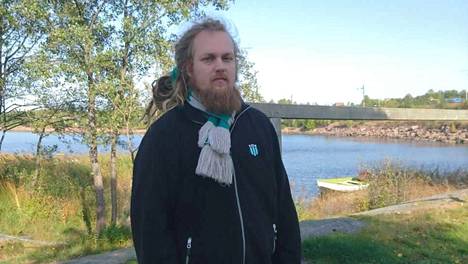 KTP:n kannattajaryhmään kuuluva Jesse Ojala yritti pelastaa urheiluseurojen aarteita roskalavalta.