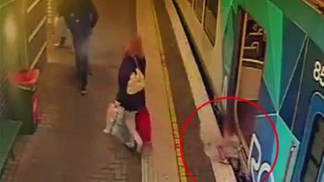 Äidin ja tyttären painajaismainen hetki tallentui videolle Australiassa –  tyttö tipahtaa huomaamatta junan alle - Ulkomaat - Ilta-Sanomat