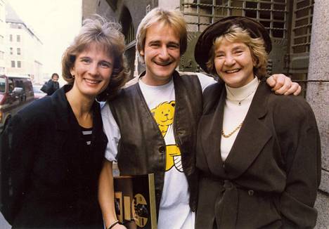 Riki Sorsa yhdessä Barbara-vaimonsa ja äitinsä Margaretha von Bahrin kanssa vuonna 1994.
