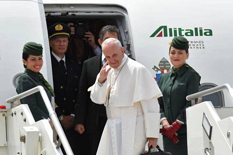 Paavi Franciscus nousemassa Alitalian kyytiin kohti Monte Realia Portugalissa.