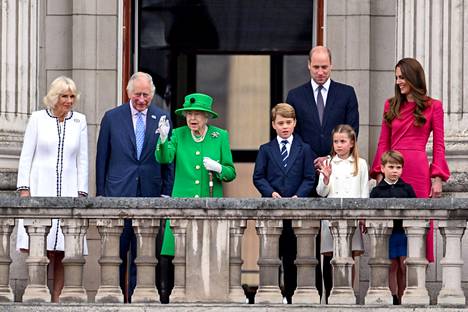 Kuninkaallisperhe saapui vielä tervehtimään juhlakansaa Buckinghamin palatsin parvekkeelle.