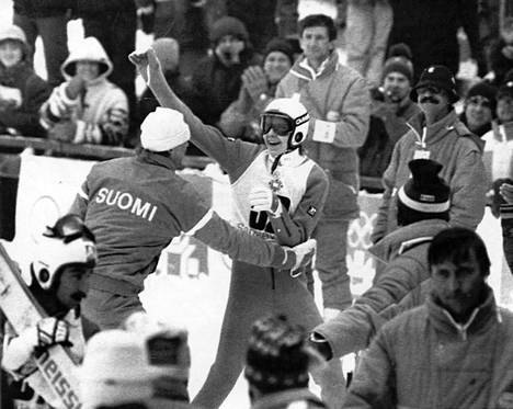 Jari Puikkonen syöksyi onnittelemaan Matti Nykästä suurmäen olympiakullasta Sarajevossa 1984.