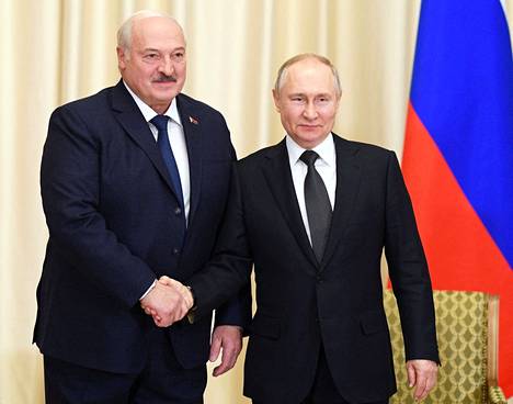 Aljaksandr Lukashenka ja Vladimir Putin kättelivät helmikuussa.