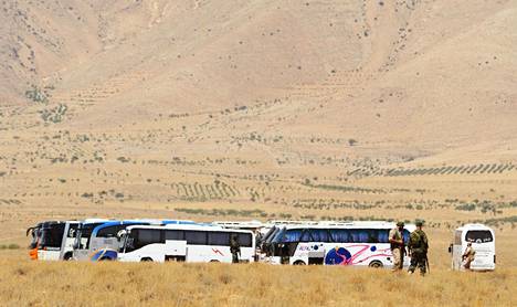 Isis-taistelijoita ja heidän perheitään kuljettaneet bussit lähtivät liikkeelle Qarasta läheltä Libanonin rajaa maanantaina 28. elokuuta.