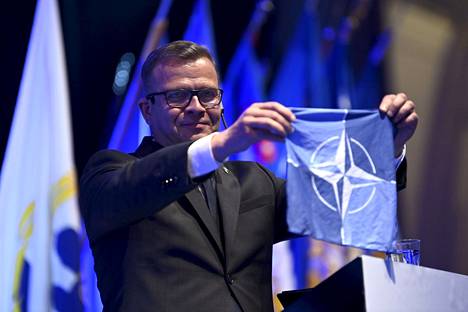 Orpo veti Nato-taskuliinan esiin linjapuheensa aluksi. Espoon kaupunginvaltuutettu Mikko Laakso (kok) tilasi taskuliinoja 2018 ja yksi päätyi Orpolle. Orpo kertoi, ettei hän ole kuulunut erityisesti ”taskuliinahenkilöihin”, mutta on säilyttänyt liinaa eduskunnassa työpöydällään.
