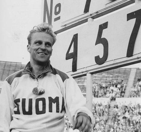 Landström teki urallaan kolme kertaa Euroopan ennätyksen. Lukemat 457 syntyivät Helsingin olympiastadionilla heinäkuussa 1958.