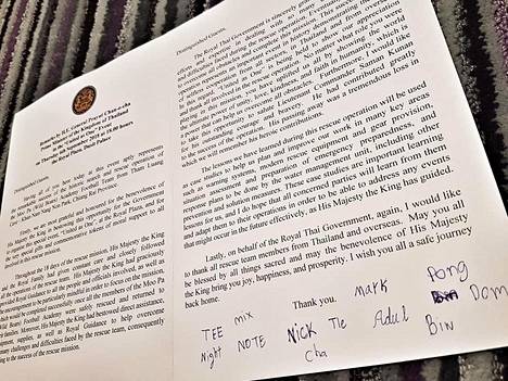Paasi julkaisi Facebookissa kuvan kuninkaalta saamastaan kiitoskirjeestä, jonka myös pelastetut pojat olivat allekirjoittaneet.