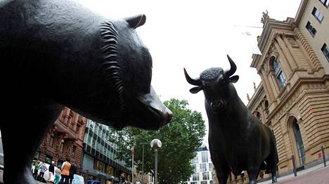Härkä- ja karhupatsaat komistavat Saksan Frankfurtin pörssin edustaa.