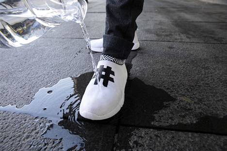 Rens-kengät kestävät vettä. Sen sijaan viileys läpäisee kengän pinnan ja kengät ovatkin normaalia kenkää viileämpiä.