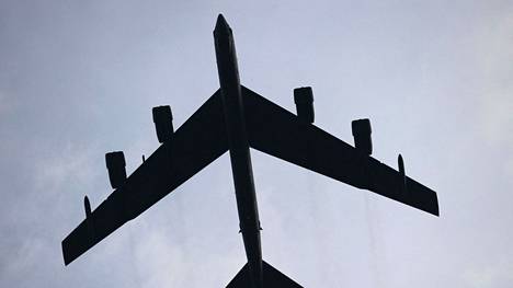 Yhdysvaltain ilmavoimien B-52 Stratofortress on pitkän matkan pommikone, joka voi kantaa esimerkiksi ydinaseita.