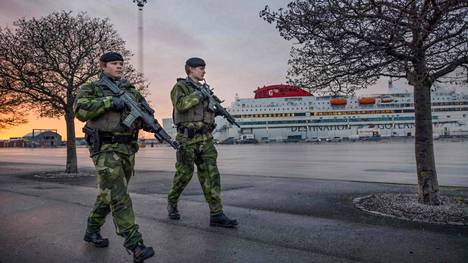 Gotlannin rykmentin sotilaspoliisit partioivat Visbyn satamassa torstaina.