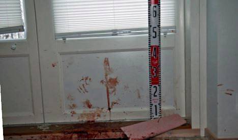 Omaiset löysivät vainajan verilammikosta terassin oven edustalta. 