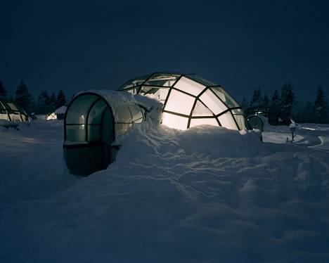 Kakslauttasella Saariselän eteläpuolella nukutaan lasisissa igluissa. Niihin tullaan kaukaa etelästä yöllisen taivaan revontulien perässä.
