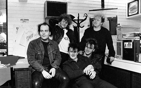 Yö-yhtye kuvattuna vuonna 1985. Vas. Veikko Lehtiranta, Jussi Hakulinen, Juha Rauäng, Jani Viitanen ja Olli Lindholm.