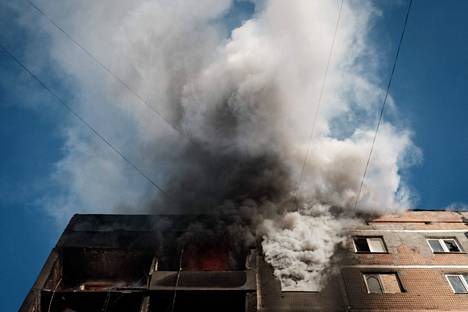 Rakennus tulessa Avdiivkan kaupungissa kuvattuna helmikuun alussa.