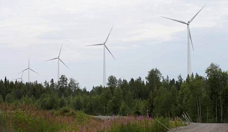 Tuulivoimalat Raahen Kopsan kylässä.