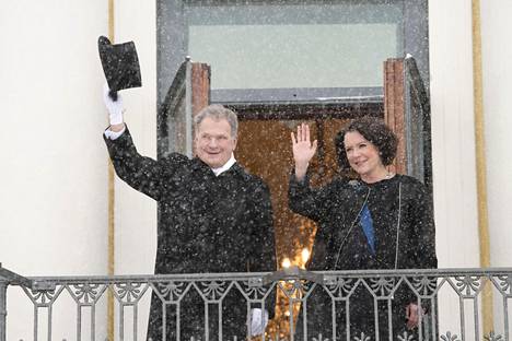 Tasavallan presidentti Sauli Niinistö ja rouva Jenni Haukio vilkuttivat presidentinlinnan parvekkeelta torstaina, kun Niinistö astui virkaan toiselle kaudelleen.
