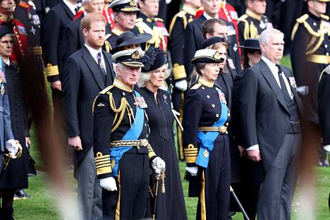 Charlesin ja Camillan suhde puhutti maailmaa 1990-luvulla, ja osansa kohuista saivat myös prinsessa Anne ja prinssi Andrew.