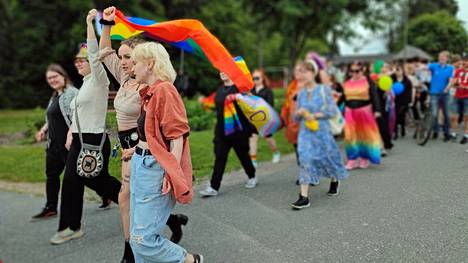 Nuoret ovat osallistuneet aktiivisesti seksuaalivähemmistöjen oikeuksia edistävään toimintaan. Nuoret marssivat heinäkuussa Pride-kulkueessa Keuruulla. 