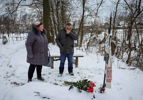 Irina  Filkinan isosisko Svitlana Safonova ja tämän kumppani Anatoli Shchyruk Filkinan haudalla.