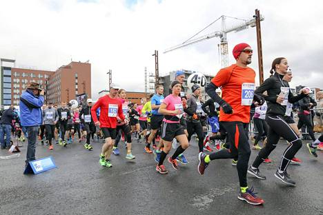 Finlandia Marathonin kilpailijoita lähtöviivalla Jyväskylässä syksyllä 2017.