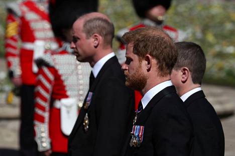 Prinssiveljekset kohtasivat pitkän ajan jälkeen prinssi Philipin hautajaisissa huhtikuussa 2021.