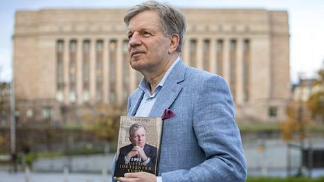 Porvarihallituksen (1991-95) pääministeri Esko Aho kirjoitti kirjan ensimmäisestä pääministerivuodestaan. Aika vaati kovia päätöksiä, mutta: –Myönnän sen itsekin, että siinä välillä mopo keuli.