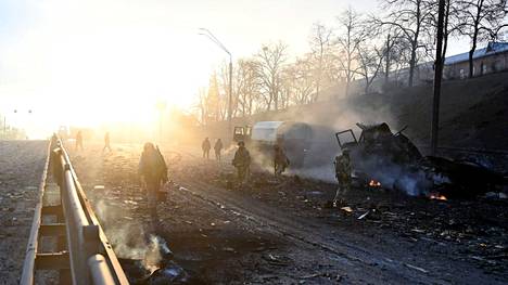 Aamu on koittanut pommitetussa Kiovassa. Yöllä on kuulunut suuria räjähdyksiä, ja väestöä on jälleen hälytetty väestönsuojiin.