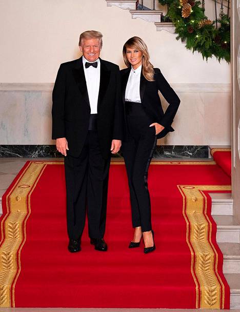 Donald ja Melanian Trumpin tuoreimmassa joulupotretissa Melania on pukeutunut identtiseen pukuun miehensä kanssa.