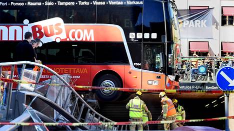 Onnibus aiheutti Helsingin keskustassa toukokuussa vaaratilanteen, kun se syöksyi Asema-aukion kaiteen yli.