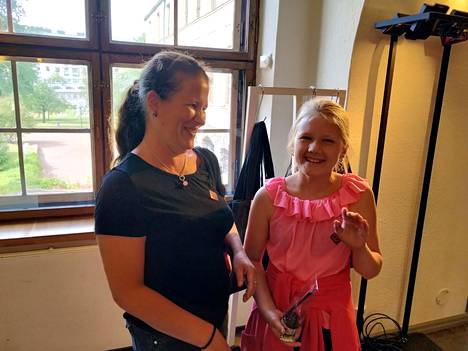 Näin vilkutti prinsessa! Kirsi Holm ja Iida, 12, näkivät kruununprinsessaparin Kansallismuseossa.