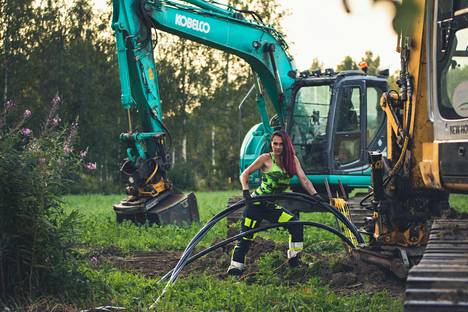 Raskaat koneet ja kauniit naiset samassa paketissa! Maarakennus- ja kuljetusalan  naiset poseeraavat näyttävässä tyttökalenterissa - Viihde - Ilta-Sanomat