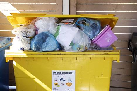 Näin täynnä muovijäteastia oli Vantaan Hakunilassa tiistaina.