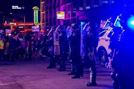 Poliisit valvovat mielenosoituksia Las Vegasissa.