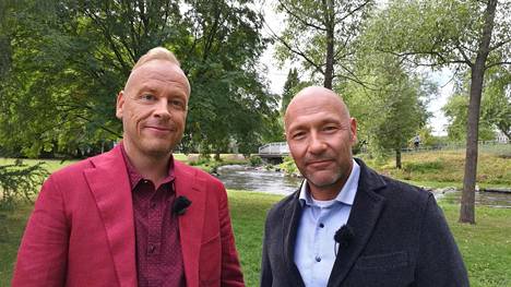 Varatuomari Joni Siikavirta (vas.) ja juontaja Sami Juola