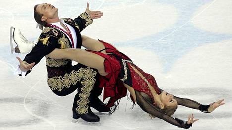 Roman Kostomarov ja Tatjana Navka luistelivat näyttävän ohjelman Torinon olympiajäällä 2006.