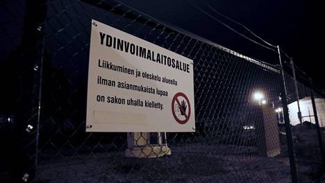 Kieltokyltti Olkiluodon ydinvoimalaitosalueen aidassa.