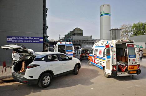 Potilaat odottavat autoissa ja ambulansseissa pääsyä sairaalaan Ahmedabadissa 22. huhtikuuta.