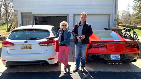 Elina Simonen ja Sami Laakso poseeraavat Michiganissa autojensa kanssa.