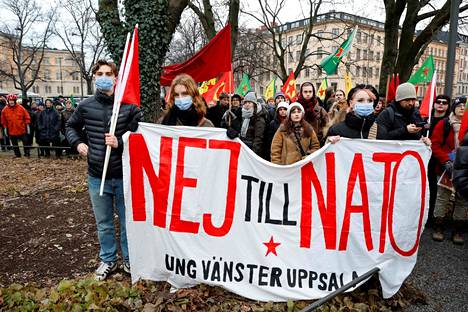 Mielenosoittajat pitelivät ei Natolle -lakanaa lauantaina Tukholmassa järjestetyssä mielenosoituksessa.