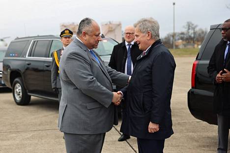 Yhdysvaltain laivastoministeri Carlos del Toro vastaanotti presidentti Niinistön vierailulle Norfolkin sotilastukikohtaan.