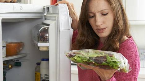 Jos salaatti on  ilman muovipakkausta, se haihduttaa kosteutta jääkaappiin. 