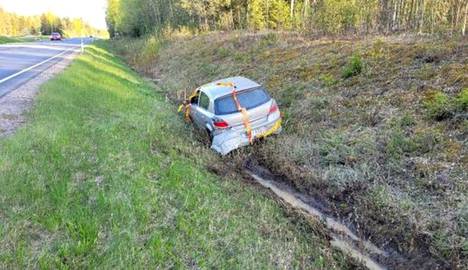Volvo-kuski törmäsi autollaan Opel-merkkiseen henkilöautoon, joka ajautui myös ulos tieltä ojaan. 