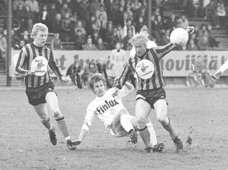 HJK:n Miikka Toivola (keskellä) taisteli pallosta Reippaan Markku Revo ja Lauri Riuton puristuksessa vuonna 1977.
